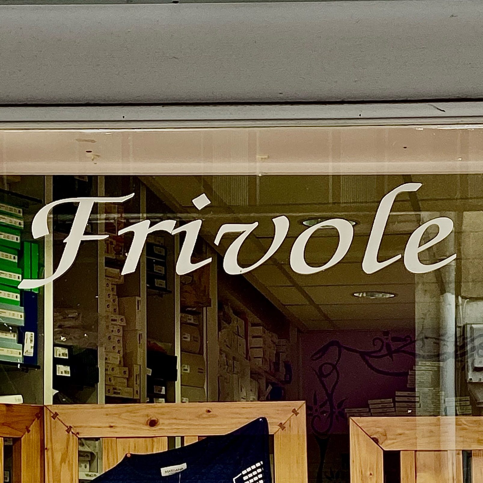 FRIVOLE